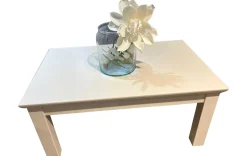 Formschöner Couchtisch