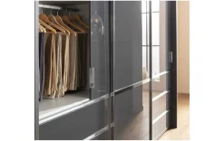 Moderner Schwebetürenschrank