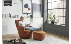 Moderner Sessel mit Hocker