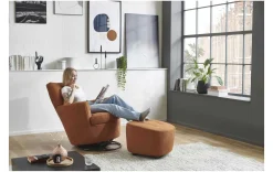 Moderner Sessel mit Hocker