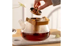 Teekanne mit Metallhenkel